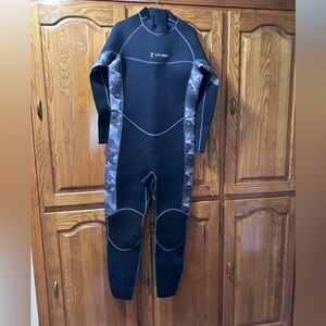 Zifumel Black and‎ Gray Mens Wetsuit Size L New without tag